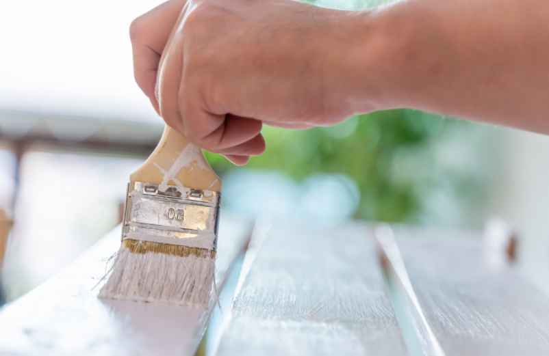 Comment peindre un meuble en bois avec effet vieilli